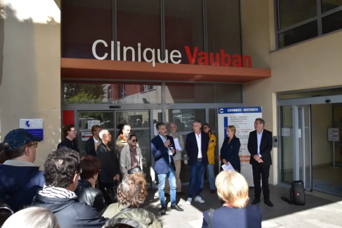 Conférence de presse du 22 septembre 2023 sur le parvis de la Clinique Vauban à Livry-Gargan, en présence de Jérôme Legavre, Clémentine Autain, Stéphane Blanchet, Laurent Trillaud, Franck Atlan, Jeanne Marchand, Adila X., Corinne Raoult et Kamel Bramhi pour défendre le maintien de l’offre de soins.