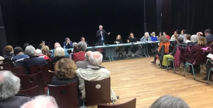 Jérôme Legavre, député, et Pierre-Yves Martin, maire de Livry-Gargan, prennent la parole lors d'une réunion publique organisée par Alec Émergence à l’Espace Jules-Verne le 15 novembre 2023 sur la réouverture de la clinique Vauban. Une quarantaine de participants assistent à la réunion.